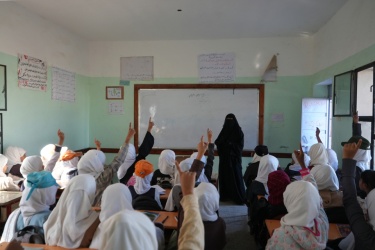 Des élèves se concentrent pendant un cours à l’école Saeed Hassan Fare’a, dans le district d’Ash Shamayatayn, Taëz, Yémen. Crédit : Mohammed Issa/AP Content Services for GPE